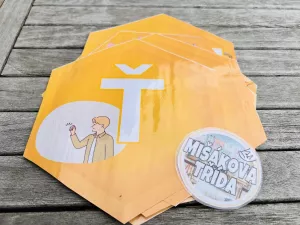 Abeceda tiskací písmo s motivem včel. Mišákova třída
