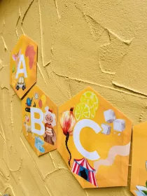 Abeceda tiskací písmo s motivem včel. Mišákova třída