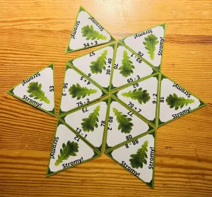 Den stromů – zábavná stezka s tajenkou, hrou, triminem a QR kódy Mišákova třída