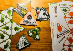 Den stromů – zábavná stezka s tajenkou, hrou, triminem a QR kódy Mišákova třída
