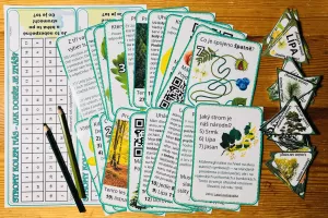 Den stromů – zábavná stezka s tajenkou, hrou, triminem a QR kódy Mišákova třída