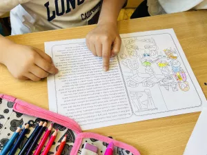 Pracovní cvičení na čtení a následně vybarvování dle textu. Mišákova třída