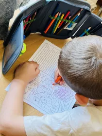 Pracovní cvičení na čtení a následně vybarvování dle textu. Mišákova třída