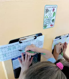 Den stromů – zábavná stezka s tajenkou, hrou, triminem a QR kódy Mišákova třída Den stromů – zábavná stezka s tajenkou, hrou, triminem a QR kódy Mišákova třída